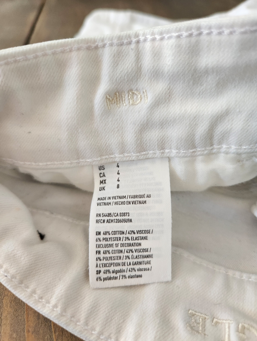 American Eagle Denim Mid Rise Shorts - Size 4 - Picture 8 of 9